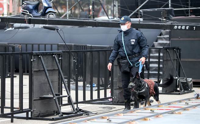 因網路揚言放炸彈血洗跨年夜會場，警方不敢大意，31日下午在台中唯一有開放進場的麗寶跨年會場，警方出動警犬，在會場地毯式檢查。（黃國峰攝）