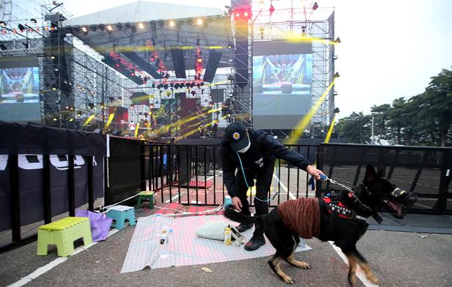 因網路揚言放炸彈血洗跨年夜會場，警方不敢大意，31日下午在台中唯一有開放進場的麗寶跨年會場，警方出動警犬，在會場地毯式檢查。（黃國峰攝）