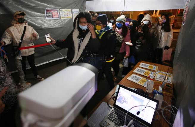 因新冠肺炎疫情升溫，台中市辦跨年晚會取消觀眾進場，唯一有開放進場的麗寶跨年會場，觀眾得量體溫才能進場。（黃國峰攝）