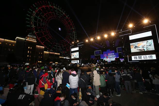 因新冠肺炎疫情升溫，台中市辦跨年晚會取消觀眾進場，唯一有開放進場的麗寶跨年會場，晚會開始前，已約有近千名觀眾進場。（黃國峰攝）
