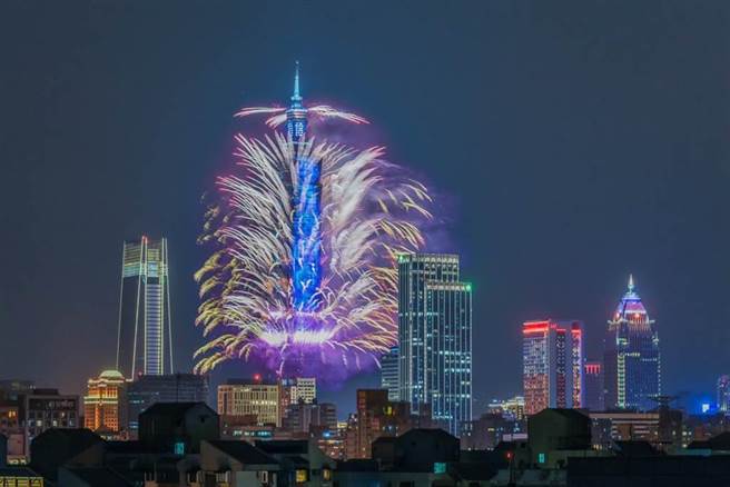 台北市长柯文哲宣布跨年晚会照常举办。图为台北101烟火。(资料照，达志影像)