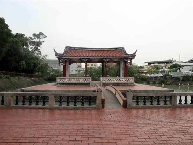 雾峰林家花园内的莱园，是林献堂父亲林文察为安养母亲所建，图为其中的戏台。（林欣仪摄）