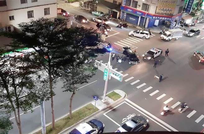 高雄五甲街头警匪追逐，警方带回逃逸3名嫌犯。（柯宗纬翻摄）