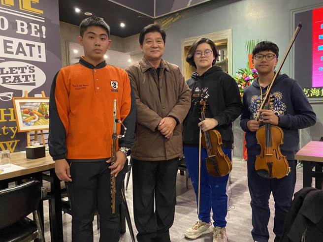 彰化知名餐厅跨年音乐晚会，提供国高中音乐班舞台。（民眾提供／吴敏菁彰化传真）