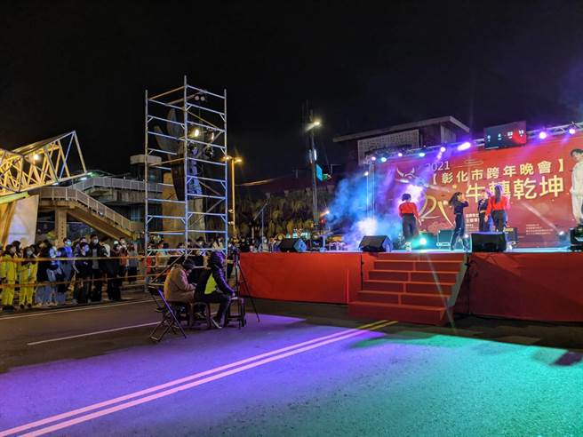 彰化市跨年晚会线上直播，摸彩得奖者凌晨公布在市公所网站和市长脸书。（吴敏菁摄）