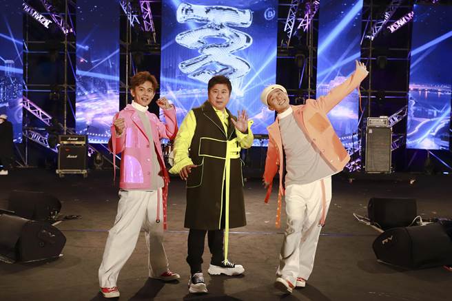 胡瓜与浩角翔起一起主持高雄跨年晚会。（民视提供）