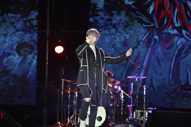 《高雄2021跨百光年》跨年晚会由八三夭热力开场。（民视提供）