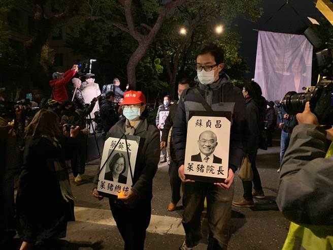 民间团体今晚举办「民主头七，静默游行」跨年晚会，民眾手捧蔡英文莱猪总统、苏贞昌莱猪院长及莱猪绿委照片绕行立法院抗议。（林缙明摄）