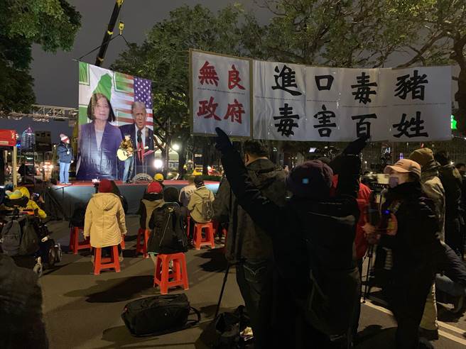 来自台中的叶小姐高举看板表达反对莱猪进口诉求。（林缙明摄）