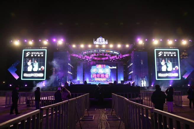 桃市跨年晚会今年改成线上直播，舞台下方一片空荡荡。（黄婉婷摄）