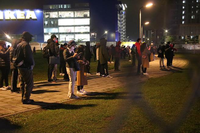 舞台管制区外仍有百位民眾聚集，热情为偶像应援。（黄婉婷摄）