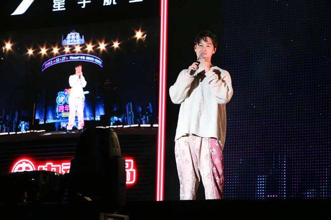 场外民眾笑说，自己是为了一睹饶舌歌手高尔宣的风采而来。（黄婉婷摄）