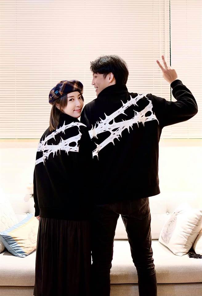 五熊晒岀和老公合照。（图／翻摄自脸书）