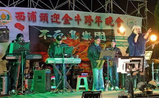 奉祀1949年金门「古寧头战役」殉国「军神」的李光前将军庙，今夜也举办璀璨亮丽的跨年晚会。（金寧乡公所提供）