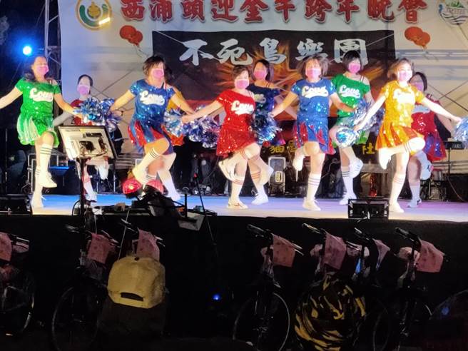 社区妈妈大跳广场舞，用热情和活力赶走体感3度的低温。（金寧乡公所提供）