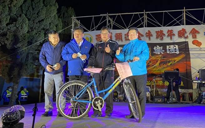 金寧乡长杨忠俊、乡代会主席庄振源和县府社会处长董燊等人也到场与乡亲同乐。（金寧乡公所提供）