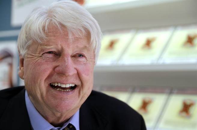 英国首相强森的老爸史坦利，是知名的留欧派，在英国即将脱欧前几小时，史坦利表示他已申请法国公民。(美联社)