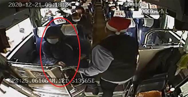 孙姓市府员工在客运上偷摸女子大腿。（陈鸿伟翻摄）