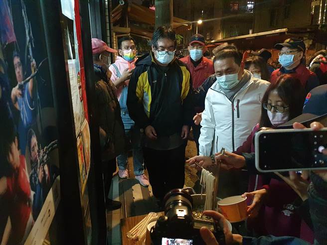 新北市长侯友宜今（31日）晚间9时许，前往新北市街友外展服务中心关心街友。（叶书宏摄）