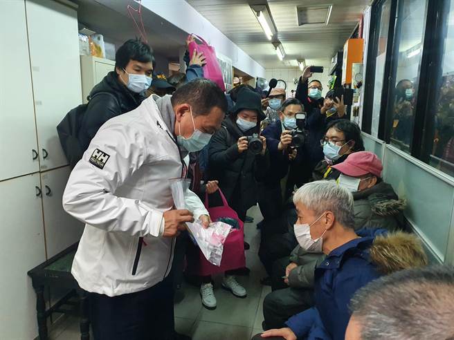 新北市长侯友宜今（31日）晚间9时许，前往新北市街友外展服务中心关心街友。（叶书宏摄）