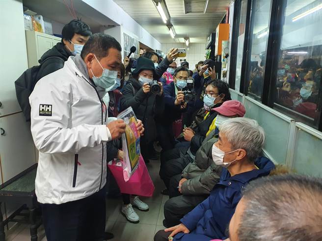 新北市长侯友宜今（31日）晚间9时许，前往新北市街友外展服务中心关心街友。（叶书宏摄）