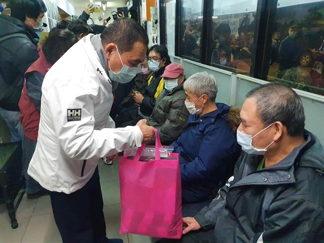 新北市长侯友宜今（31日）晚间9时许，前往新北市街友外展服务中心关心街友。（叶书宏摄）