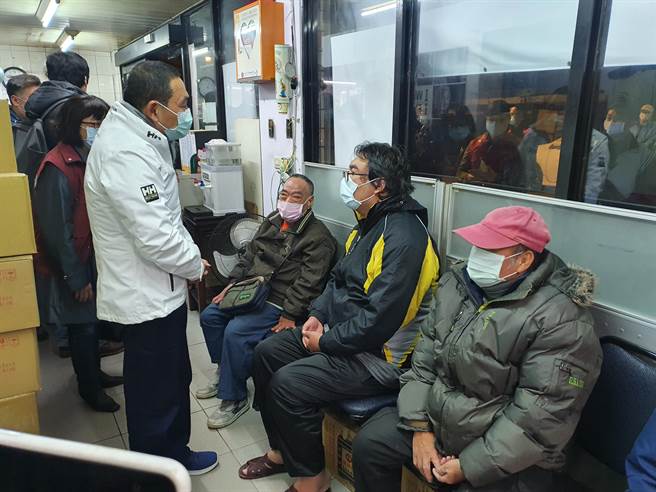 新北市长侯友宜今（31日）晚间9时许，前往新北市街友外展服务中心关心街友。（叶书宏摄）