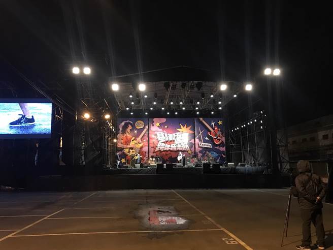 盡管舞台前方相當冷清，表演團隊也沒有受太大影響。（陳彩玲攝）