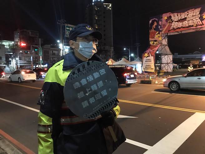 警方也派人力在現場戒備，呼籲民眾不要在現場逗留。（陳彩玲攝）