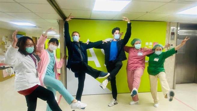 莫斯克舞团染疫成员抗疫成功，并在跨年前回国，图为他们离开医院时，和医护人员一起拍摄的芭蕾舞照。(图 翻摄自莫北协驻台北代表处)