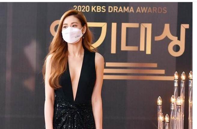 百大美女冠军Nana今晚火辣走红毯。(取自韩网)