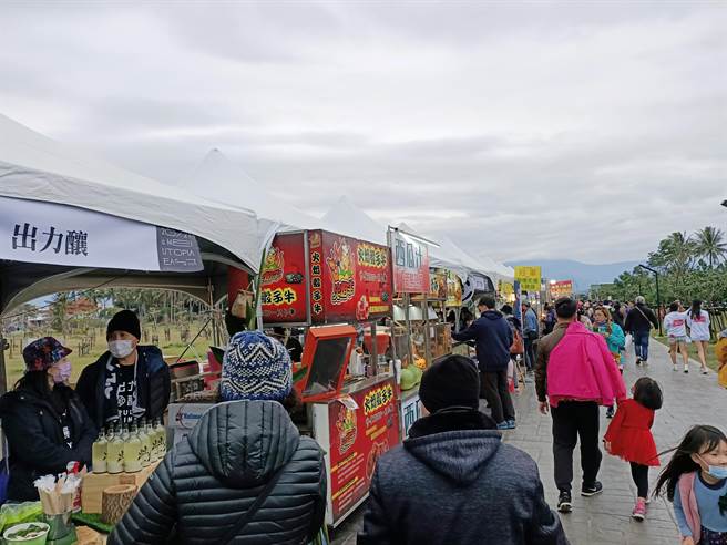 演唱會周邊市集。（尤嬿妮攝）