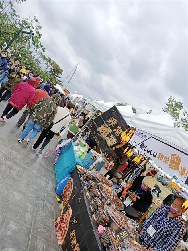 演唱會周邊市集。（尤嬿妮攝）