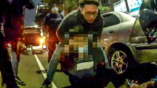 高雄市警方31日晚間在七賢二路逮補李姓嫌犯。