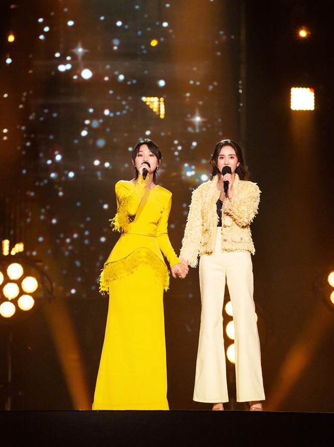 近年杨幂专注于戏剧上，在跨年舞台罕见高歌，和周笔畅合唱抖音神曲，让粉丝重温她的甜蜜嗓音。(图/ 摘自微博)