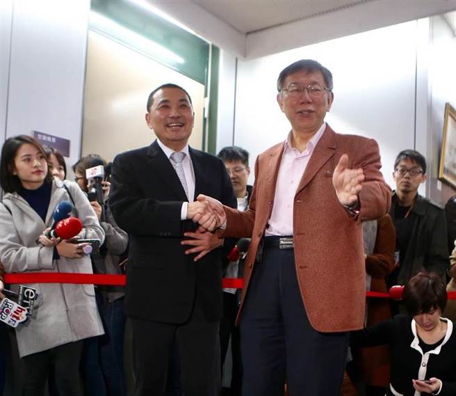 台北市长柯文哲(右)、新北市长侯友宜(左)。 (资料照，陈怡诚摄)