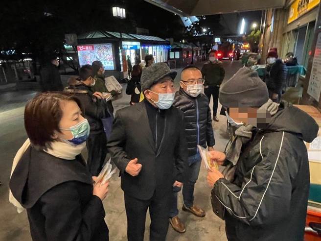 陳時中指出(左2)表示，昨晚與黃珊珊(左1)一同探視北車遊民時，對方就有請示過疫情有無變化。今早黃珊珊也再度確認無變化後，北市府便宣布照常舉辦跨年晚會。(圖／北市社會局提供)