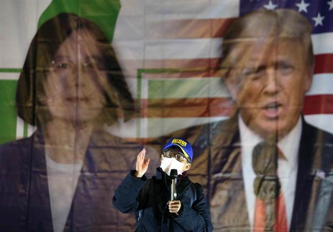 医师苏伟硕呼吁民眾积极参加反莱猪公投，展现民意封杀莱猪。（范扬光摄）