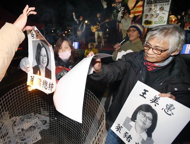 民眾放火焚烧蔡英文总统及赞成莱猪进口的绿营立委照片，表达反对立场。（范扬光摄）