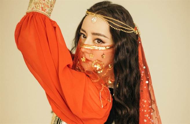 迪丽热巴跨年夜化身异域公主曼妙起舞。(取自迪丽热巴工作室微博)