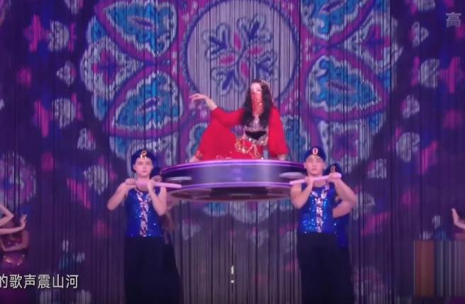 迪丽热巴一开场即惊艷眾人。(取自YouTube)