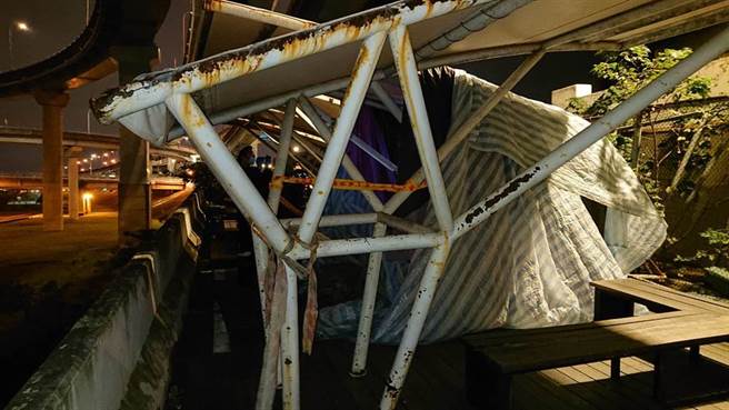 新北市土城区一群高中生在桥下烤肉，惊见旁边工寮上吊男尸被吓坏。（记者蔡雯如翻摄）