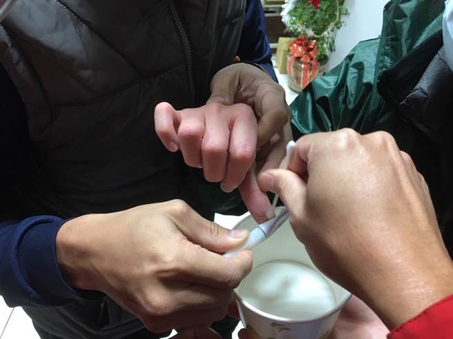 经过适当处理后，总算顺利脱困。（烈屿消防分队提供）