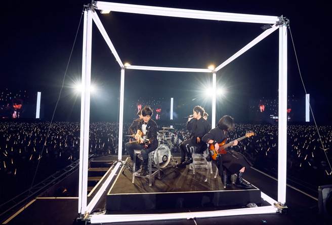 五月天在场馆正中间的光年立方舞台唱着〈一颗苹果〉。（相信音乐提供）