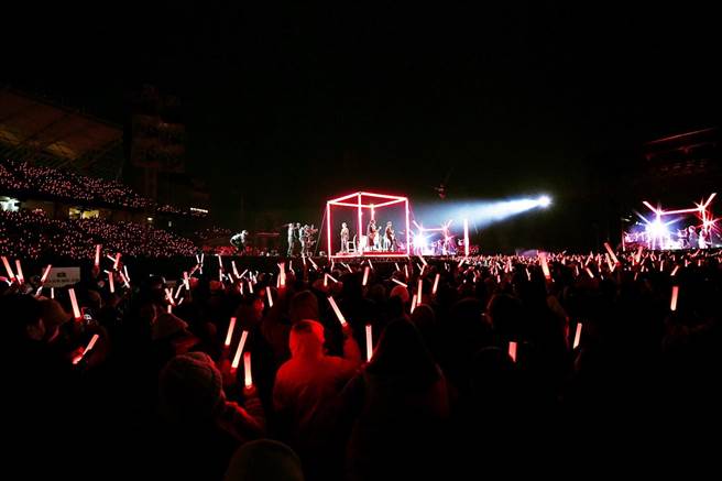 五月天一开场全场嗨翻。（相信音乐提供）