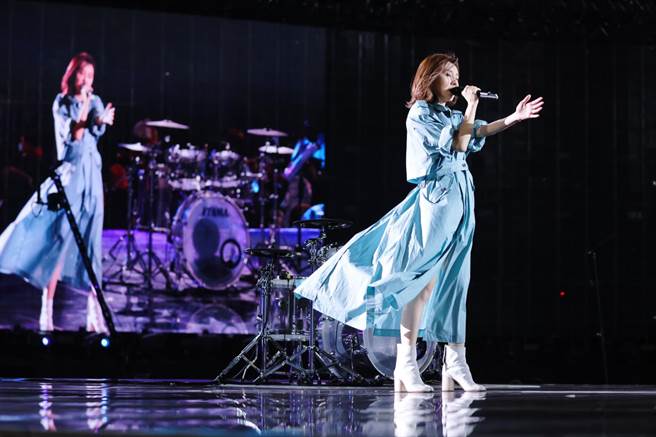 五月天演出前，师妹白安担任开场嘉宾演唱。（相信音乐提供）