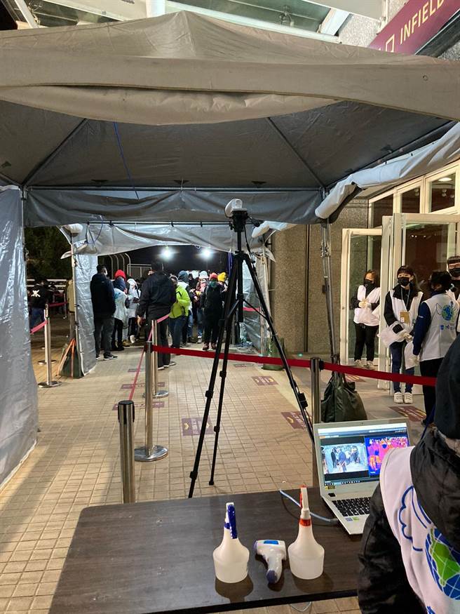 入口处备高阶量测体温用热显像仪，超过摄氏37.5度将无法入场等。（黄雯犀摄）