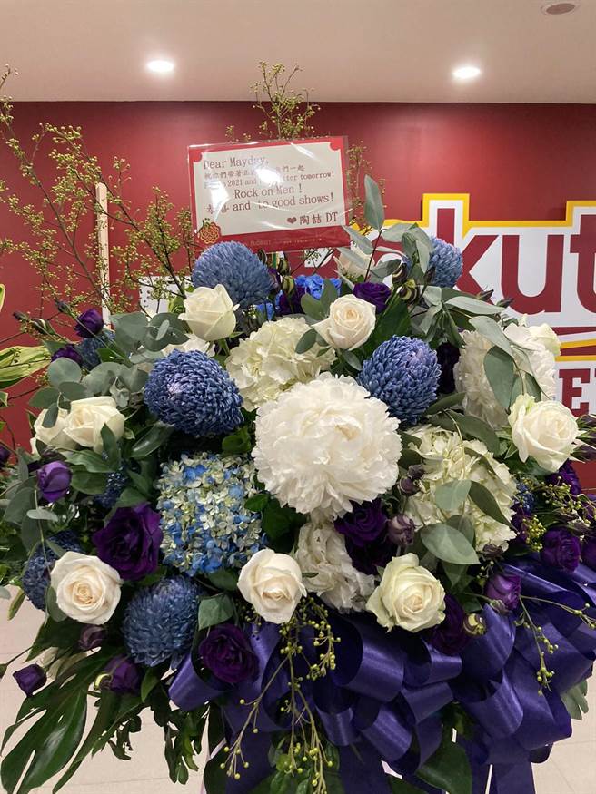 陶喆送花祝五月天演唱会顺利成功。（黄雯犀摄）