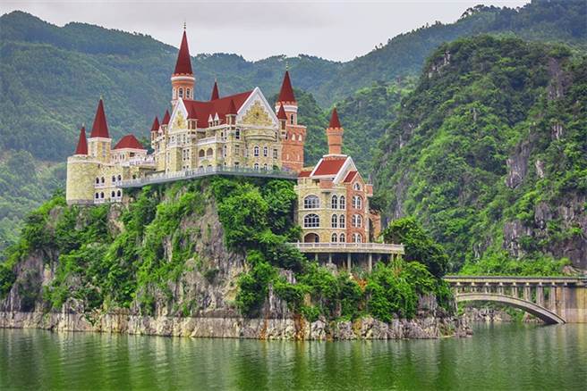 贵州兴义万峰湖吉隆堡酒店。（图／建筑畅言网）