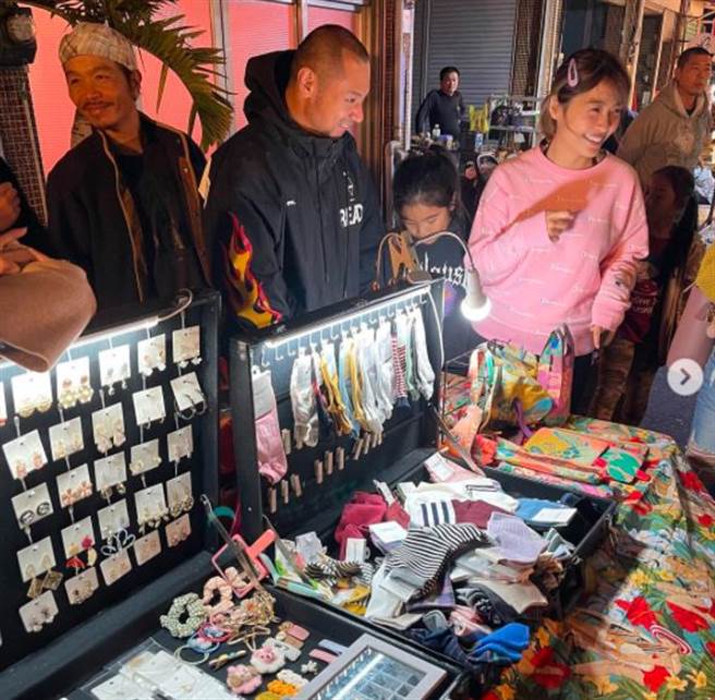 金刚和小娴日前一起在夜市摆摊。（图／翻摄自IG）
